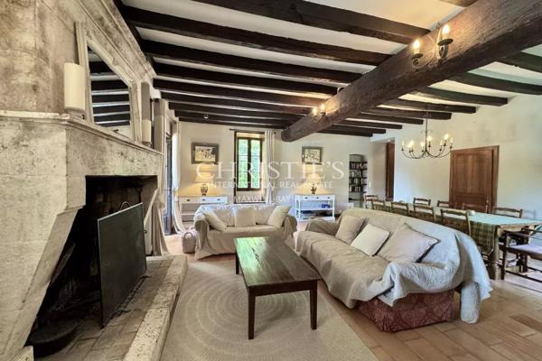 Maison de caractère avec grange, piscine et jardin paysager dans un hameau paisible