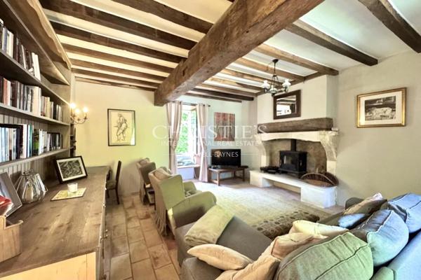 Maison de caractère avec grange, piscine et jardin paysager dans un hameau paisible