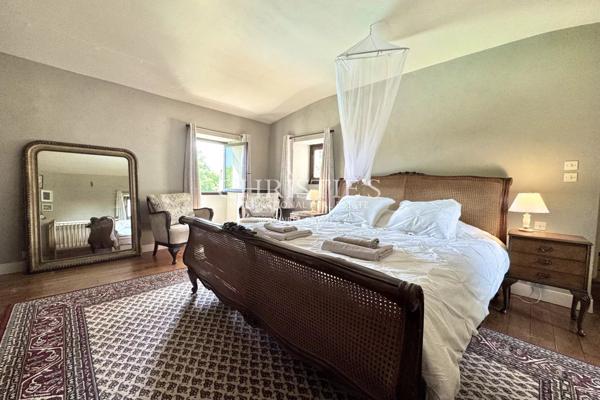 Maison de caractère avec grange, piscine et jardin paysager dans un hameau paisible