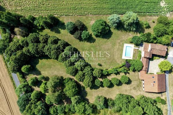 Maison de caractère avec grange, piscine et jardin paysager dans un hameau paisible