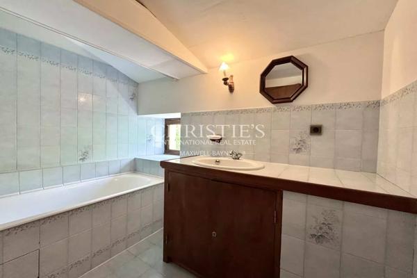 Maison de caractère avec grange, piscine et jardin paysager dans un hameau paisible