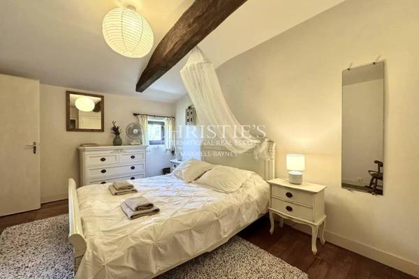 Maison de caractère avec grange, piscine et jardin paysager dans un hameau paisible