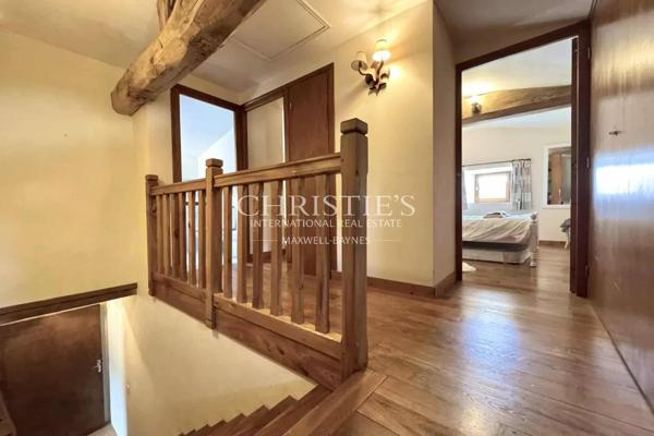 Maison de caractère avec grange, piscine et jardin paysager dans un hameau paisible