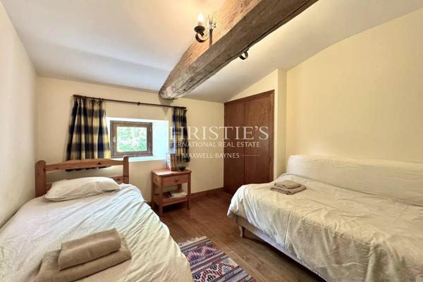 Maison de caractère avec grange, piscine et jardin paysager dans un hameau paisible