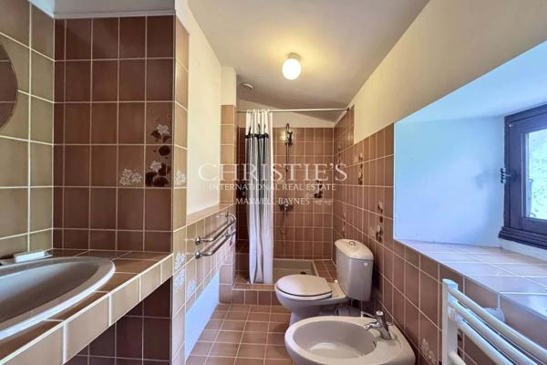 Maison de caractère avec grange, piscine et jardin paysager dans un hameau paisible