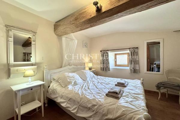 Maison de caractère avec grange, piscine et jardin paysager dans un hameau paisible