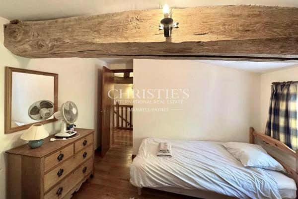 Maison de caractère avec grange, piscine et jardin paysager dans un hameau paisible