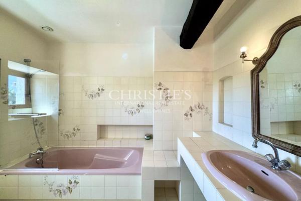 Maison de caractère avec grange, piscine et jardin paysager dans un hameau paisible