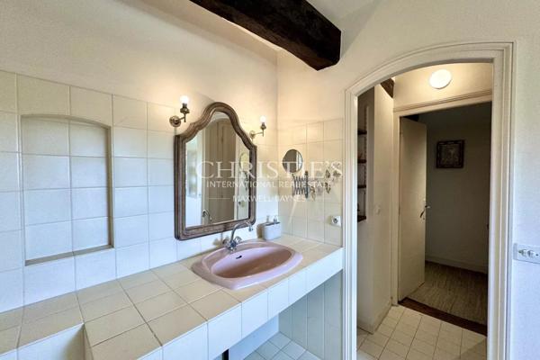 Maison de caractère avec grange, piscine et jardin paysager dans un hameau paisible