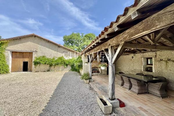 Maison de caractère avec grange, piscine et jardin paysager dans un hameau paisible