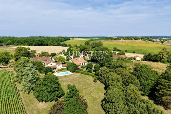 Maison de caractère avec grange, piscine et jardin paysager dans un hameau paisible