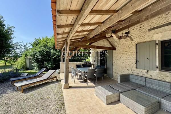 Maison de caractère avec grange, piscine et jardin paysager dans un hameau paisible