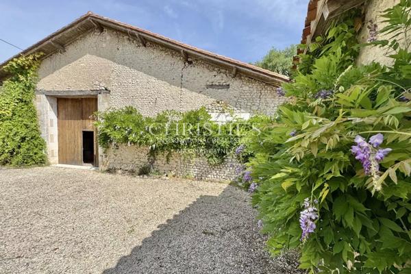 Maison de caractère avec grange, piscine et jardin paysager dans un hameau paisible