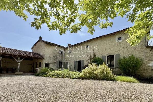 Maison de caractère avec grange, piscine et jardin paysager dans un hameau paisible