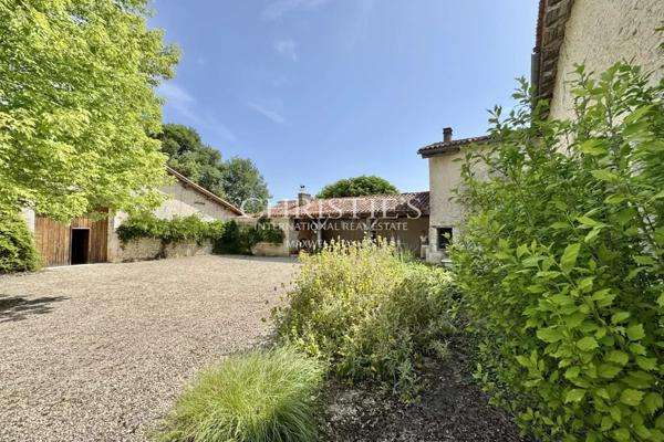 Maison de caractère avec grange, piscine et jardin paysager dans un hameau paisible