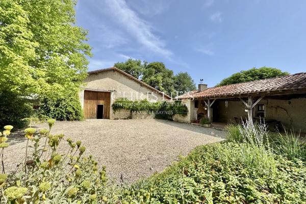 Maison de caractère avec grange, piscine et jardin paysager dans un hameau paisible