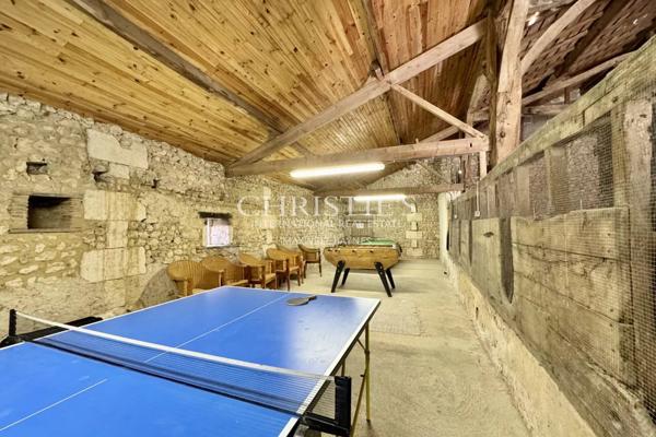Maison de caractère avec grange, piscine et jardin paysager dans un hameau paisible