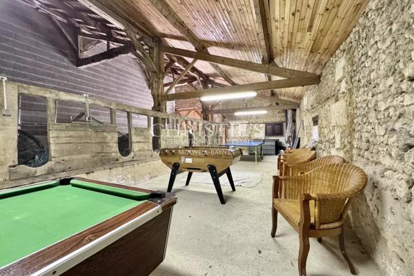 Maison de caractère avec grange, piscine et jardin paysager dans un hameau paisible
