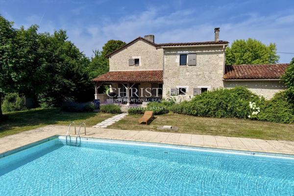 Maison de caractère avec grange, piscine et jardin paysager dans un hameau paisible