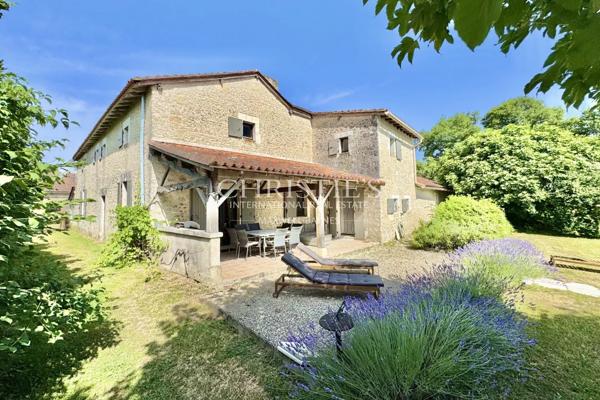 Maison de caractère avec grange, piscine et jardin paysager dans un hameau paisible