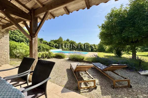 Maison de caractère avec grange, piscine et jardin paysager dans un hameau paisible