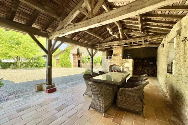 Maison de caractère avec grange, piscine et jardin paysager dans un hameau paisible