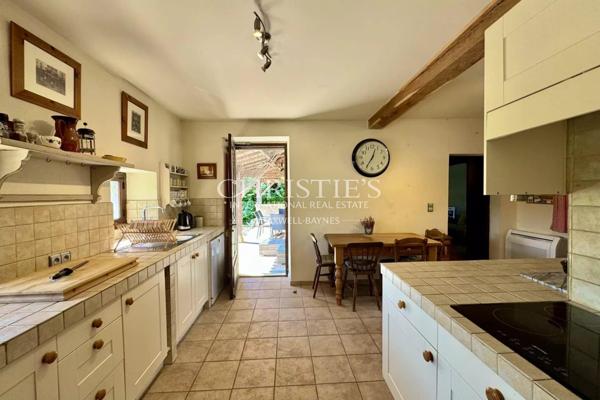 Maison de caractère avec grange, piscine et jardin paysager dans un hameau paisible