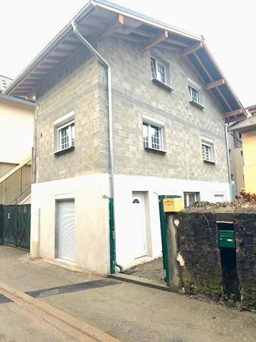 À découvrir sans tarder, cette maison offrant un fort potentiel, composée de deux appartements indépendants.

Au rez-de-chaussée, un T2 entièrement terminé, prêt à être habité ou loué immédiatement.

À l'étage, un T3 en duplex vendu brut, offrant de beaux volumes et la possibilité de créer un logement à votre image.

Les deux logements disposent de compteurs d'eau et d'électricité indépendants, un véritable atout pour une gestion simplifiée.

Les + :

T2 prêt à l'emploi
T3 duplex à aménager selon vos envies
Idéal investisseur ou résidence principale avec revenu locatif
Beau potentiel de valorisation