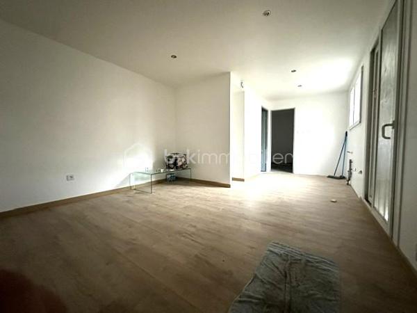 À découvrir sans tarder, cette maison offrant un fort potentiel, composée de deux appartements indépendants.

Au rez-de-chaussée, un T2 entièrement terminé, prêt à être habité ou loué immédiatement.

À l'étage, un T3 en duplex vendu brut, offrant de beaux volumes et la possibilité de créer un logement à votre image.

Les deux logements disposent de compteurs d'eau et d'électricité indépendants, un véritable atout pour une gestion simplifiée.

Les + :

T2 prêt à l'emploi
T3 duplex à aménager selon vos envies
Idéal investisseur ou résidence principale avec revenu locatif
Beau potentiel de valorisation