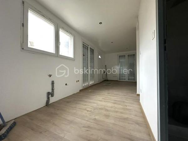 À découvrir sans tarder, cette maison offrant un fort potentiel, composée de deux appartements indépendants.

Au rez-de-chaussée, un T2 entièrement terminé, prêt à être habité ou loué immédiatement.

À l'étage, un T3 en duplex vendu brut, offrant de beaux volumes et la possibilité de créer un logement à votre image.

Les deux logements disposent de compteurs d'eau et d'électricité indépendants, un véritable atout pour une gestion simplifiée.

Les + :

T2 prêt à l'emploi
T3 duplex à aménager selon vos envies
Idéal investisseur ou résidence principale avec revenu locatif
Beau potentiel de valorisation