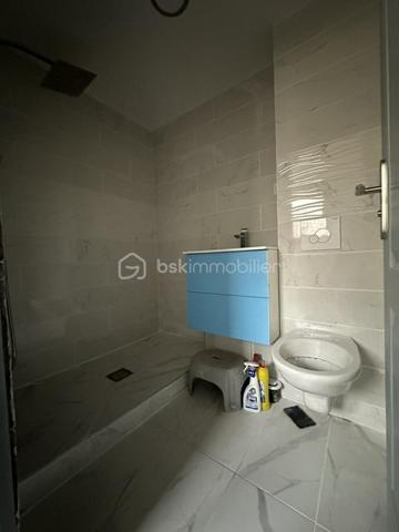 À découvrir sans tarder, cette maison offrant un fort potentiel, composée de deux appartements indépendants.

Au rez-de-chaussée, un T2 entièrement terminé, prêt à être habité ou loué immédiatement.

À l'étage, un T3 en duplex vendu brut, offrant de beaux volumes et la possibilité de créer un logement à votre image.

Les deux logements disposent de compteurs d'eau et d'électricité indépendants, un véritable atout pour une gestion simplifiée.

Les + :

T2 prêt à l'emploi
T3 duplex à aménager selon vos envies
Idéal investisseur ou résidence principale avec revenu locatif
Beau potentiel de valorisation