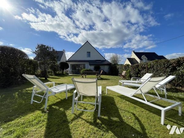 Ensemble immobilier avec maison principale et 2 logements indépendants.