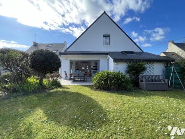 Ensemble immobilier avec maison principale et 2 logements indépendants.