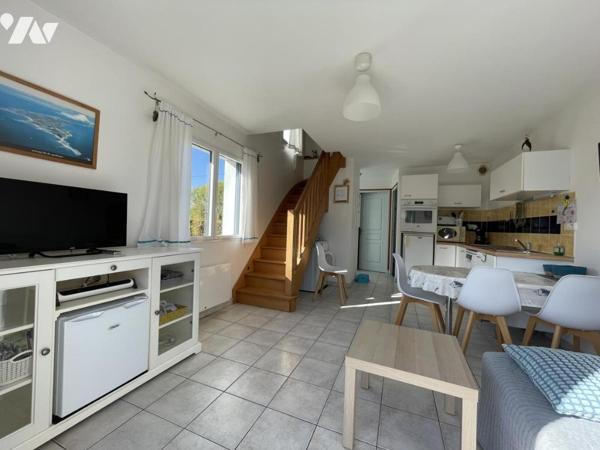 Ensemble immobilier avec maison principale et 2 logements indépendants.