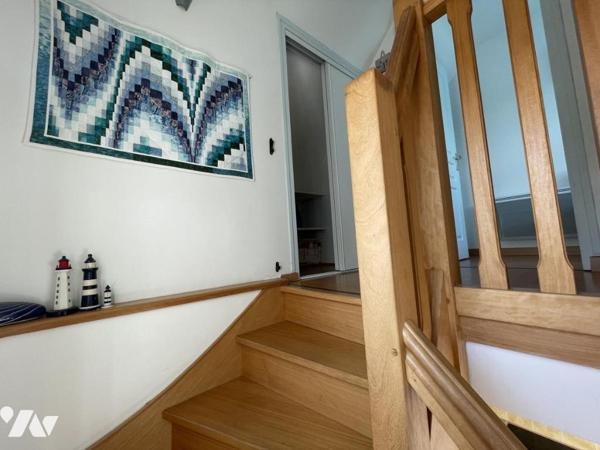 Ensemble immobilier avec maison principale et 2 logements indépendants.