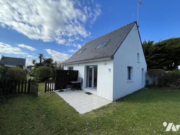 Ensemble immobilier avec maison principale et 2 logements indépendants.