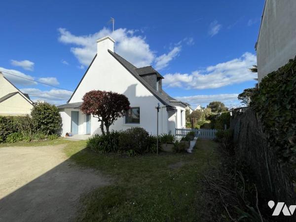 Ensemble immobilier avec maison principale et 2 logements indépendants.