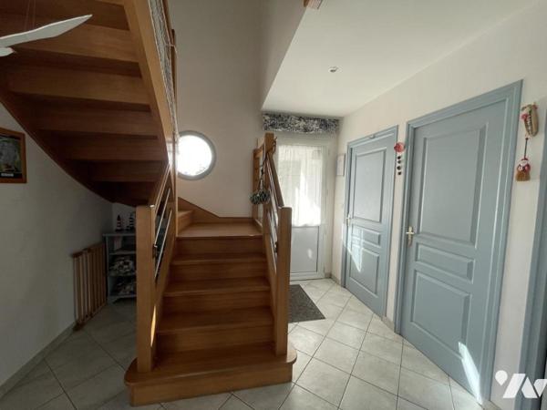 Ensemble immobilier avec maison principale et 2 logements indépendants.