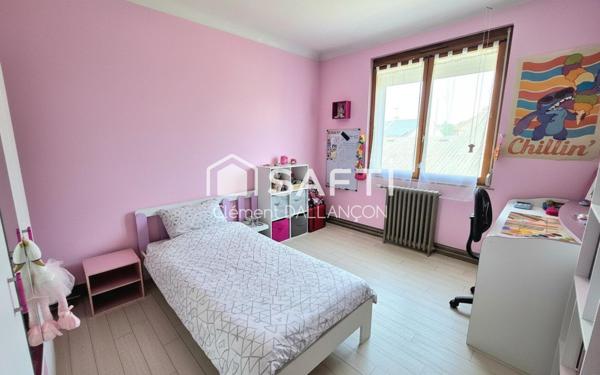 Maison familiale 5 chambres – Secteur très calme – Cour