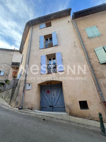 À vendre - Garage avec cave d'environ 37 m² au coeur du centre ancien d'Eguilles