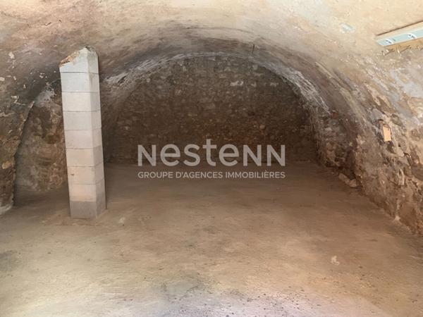 À vendre - Garage avec cave d'environ 37 m² au coeur du centre ancien d'Eguilles