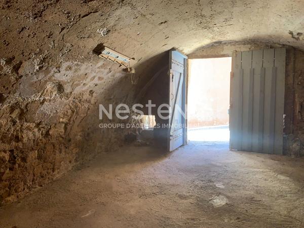 À vendre - Garage avec cave d'environ 37 m² au coeur du centre ancien d'Eguilles