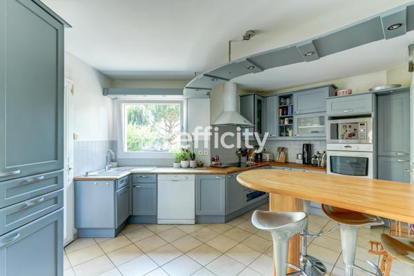 Maison
         6 pièces
        - 140 m² Bien prestige 875 000 € *