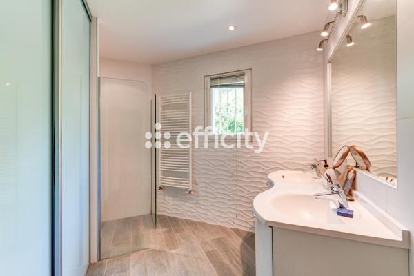Maison
         6 pièces
        - 140 m² Bien prestige 875 000 € *