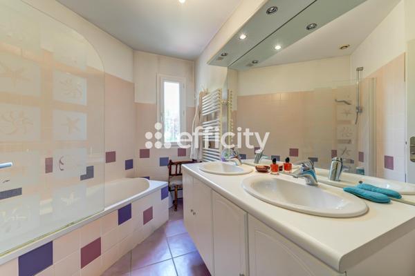 Maison
         6 pièces
        - 140 m² Bien prestige 875 000 € *