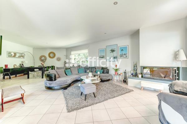 Maison
         6 pièces
        - 140 m² Bien prestige 875 000 € *