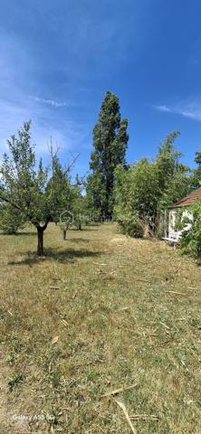 À vendre, terrain plat de 1656 m², constructible,non viabilisé.

 Idéalement situé, à proximité immédiate du centre-ville, des collèges, de la poste, des banques, tout en offrant un cadre verdoyant et calme, comme à la campagne. 

Ne manquez pas cette opportunité rare, contactez-nous pour plus d’informations et pour organiser une visite .