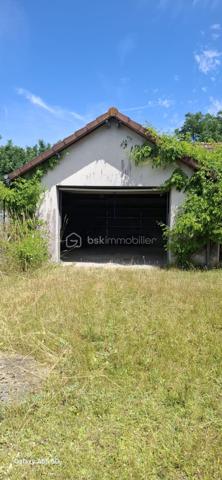 À vendre, terrain plat de 1656 m², constructible,non viabilisé.

 Idéalement situé, à proximité immédiate du centre-ville, des collèges, de la poste, des banques, tout en offrant un cadre verdoyant et calme, comme à la campagne. 

Ne manquez pas cette opportunité rare, contactez-nous pour plus d’informations et pour organiser une visite .