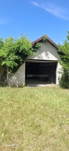 À vendre, terrain plat de 1656 m², constructible,non viabilisé.

 Idéalement situé, à proximité immédiate du centre-ville, des collèges, de la poste, des banques, tout en offrant un cadre verdoyant et calme, comme à la campagne. 

Ne manquez pas cette opportunité rare, contactez-nous pour plus d’informations et pour organiser une visite .