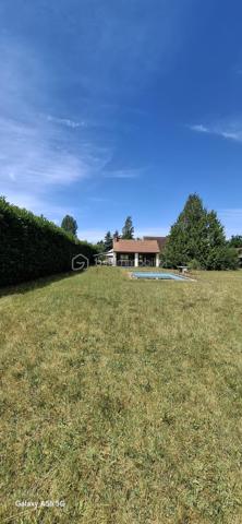 À vendre, terrain plat de 1656 m², constructible,non viabilisé.

 Idéalement situé, à proximité immédiate du centre-ville, des collèges, de la poste, des banques, tout en offrant un cadre verdoyant et calme, comme à la campagne. 

Ne manquez pas cette opportunité rare, contactez-nous pour plus d’informations et pour organiser une visite .